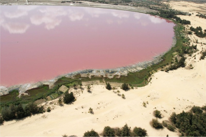 розовое озеро Ретба